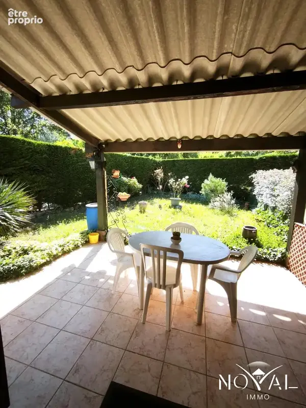 Terrasse couverte et jardin