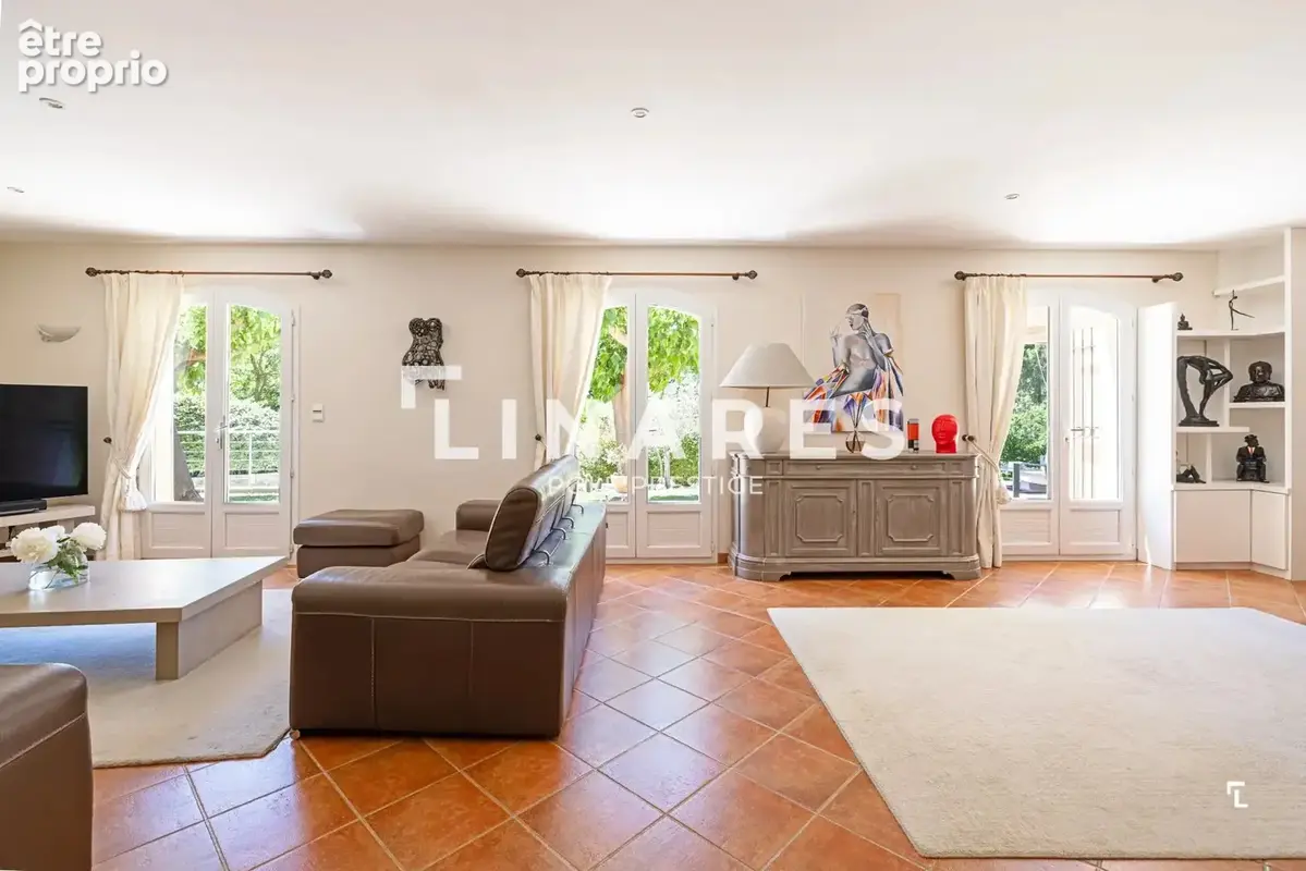Villa LA NIEGA - Propriété familiale de 240m2 avec piscine et un appartement  T2 indépendant  - Ventabren - photo 7
