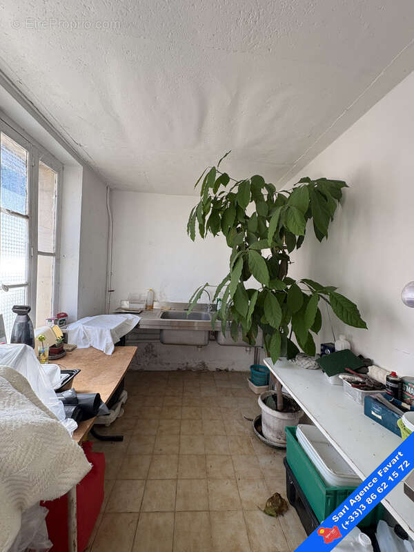 Appartement à LAROCHE-SAINT-CYDROINE