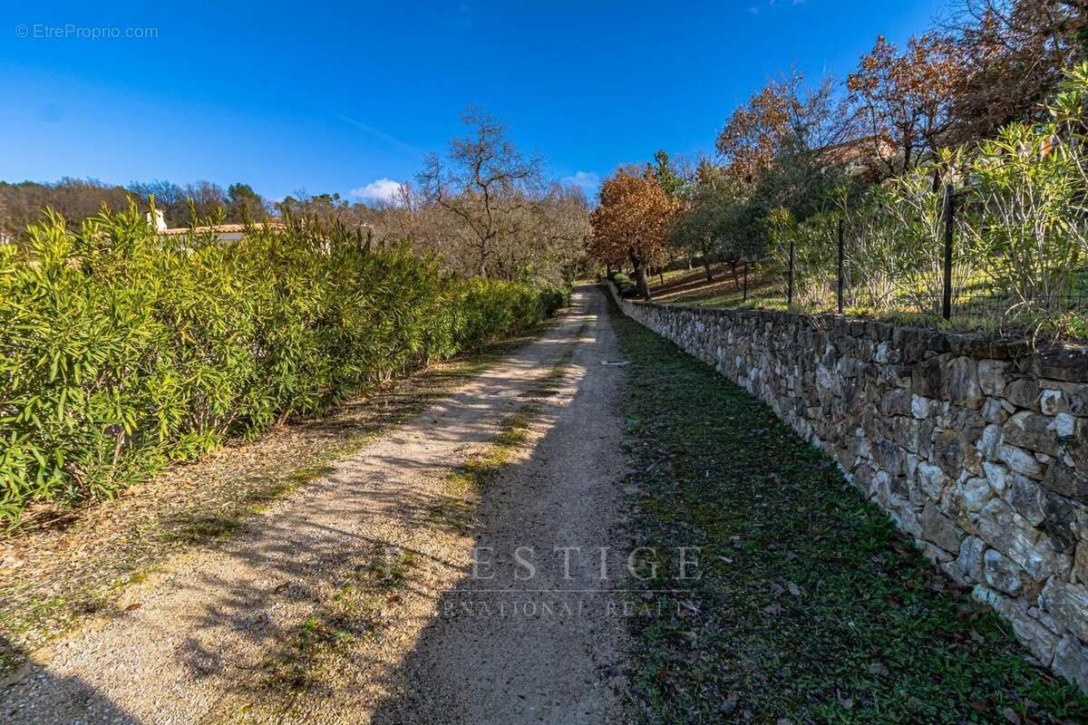 Chateauneuf de grasse, terrain 3300m² à batir, avec PC pour villa contemporaine,  calme absolu - photo 7