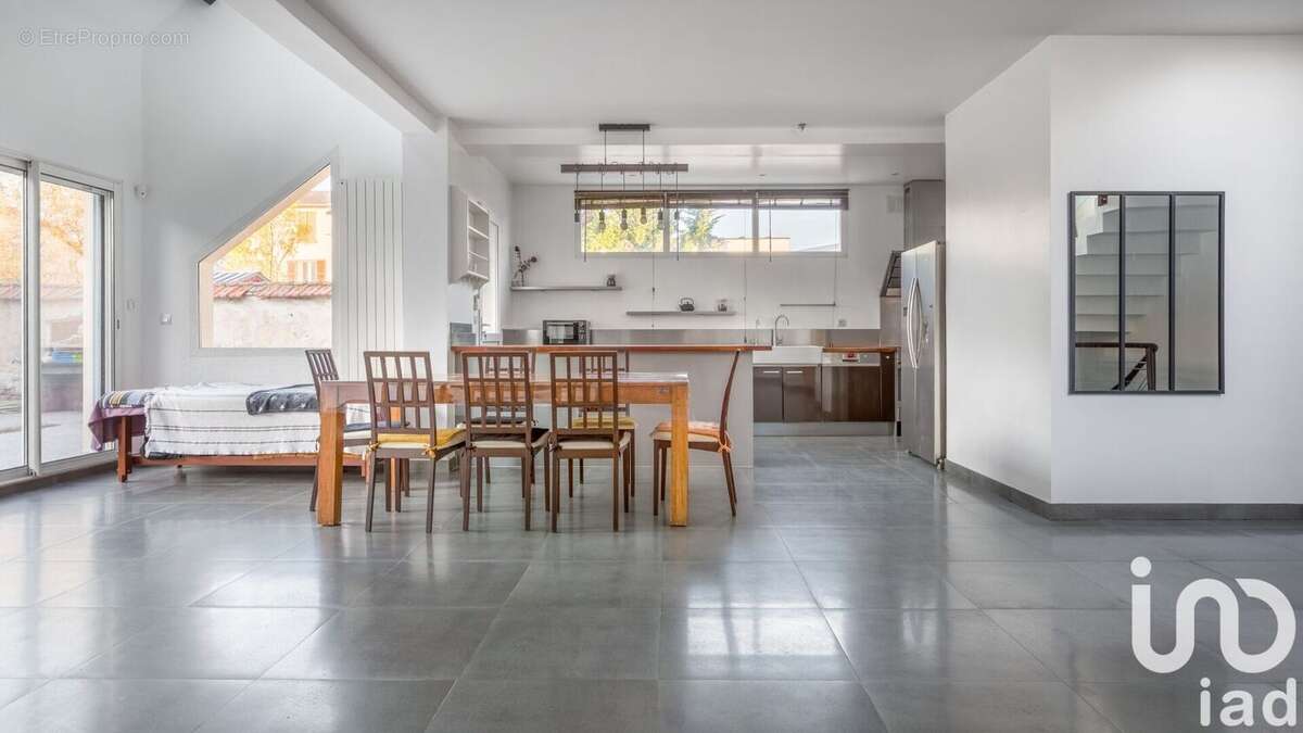 Maison 250 m² à Saint-Maur-Des-Fosses  - photo 2