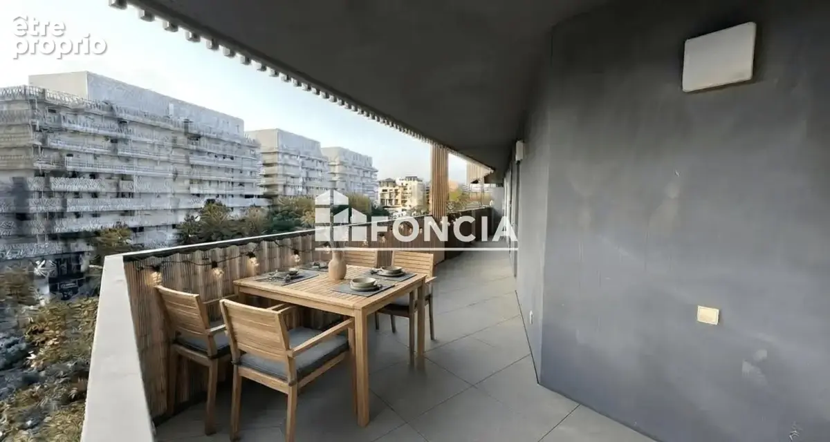 Montpellier – Port Marianne : magnifique T3 exposé sud-ouest avec terrasse d'angle, dans un immeuble emblématique du quartier - photo 4
