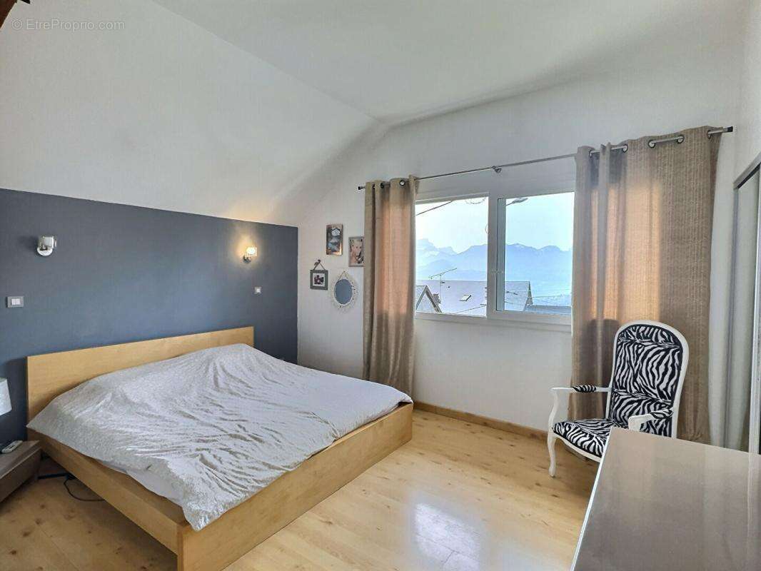 Proche Chambéry ! Propriété de charme, avec piscine et gîte, composée de deux maisons indépendantes sur 2800m2 de terrain - photo 12