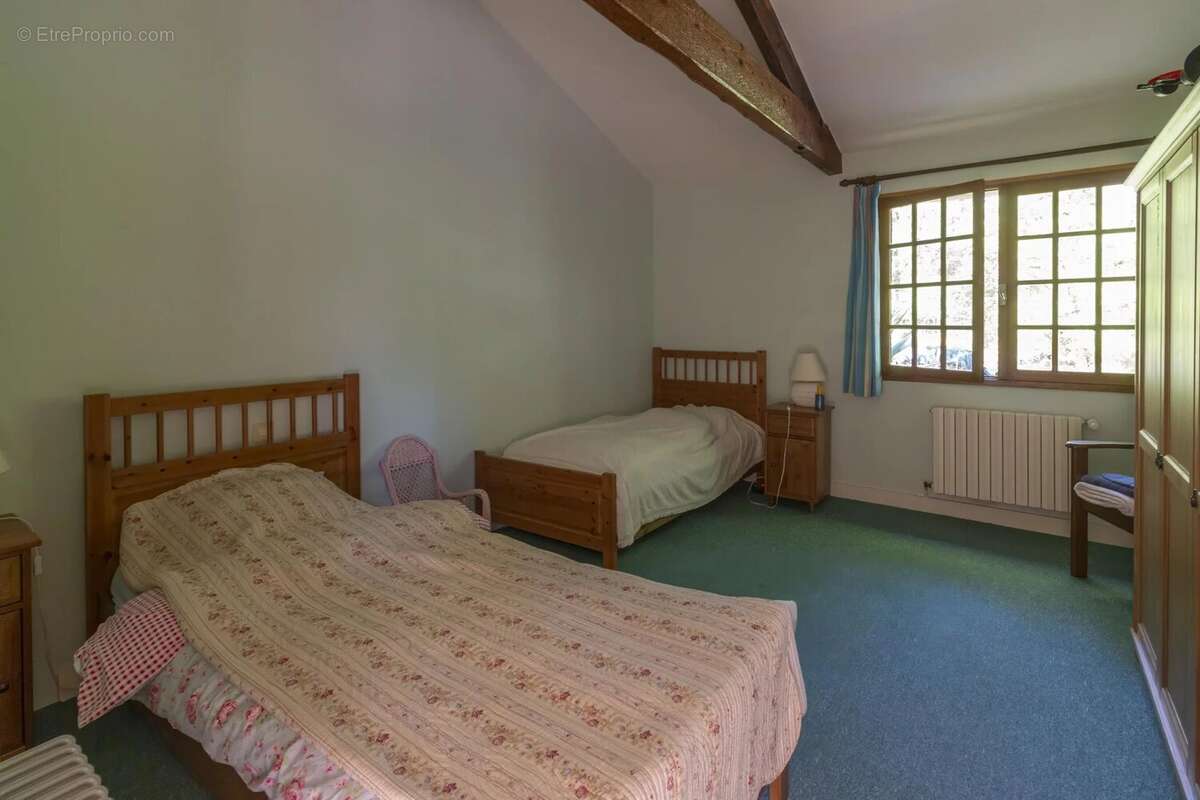 Maison spacieuse avec piscine, grandes dépendances et terrain - photo 9