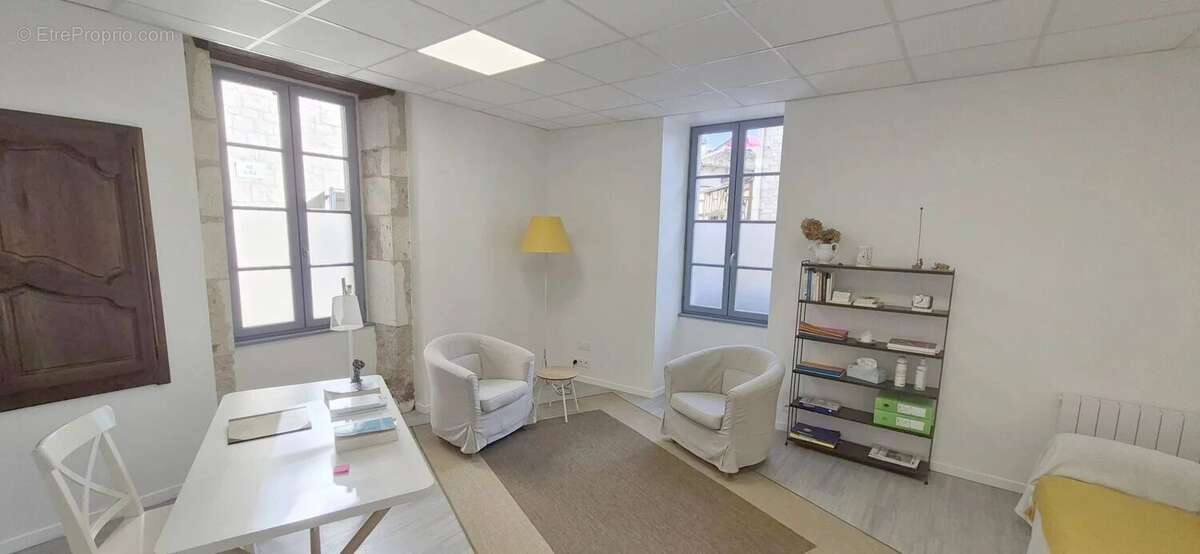 Maison en pierre à rénover avec local professionnel restauré en activité. - photo 3