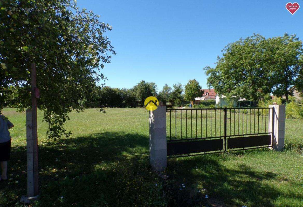 Terrain à SAINT-GERMAIN-DES-BOIS
