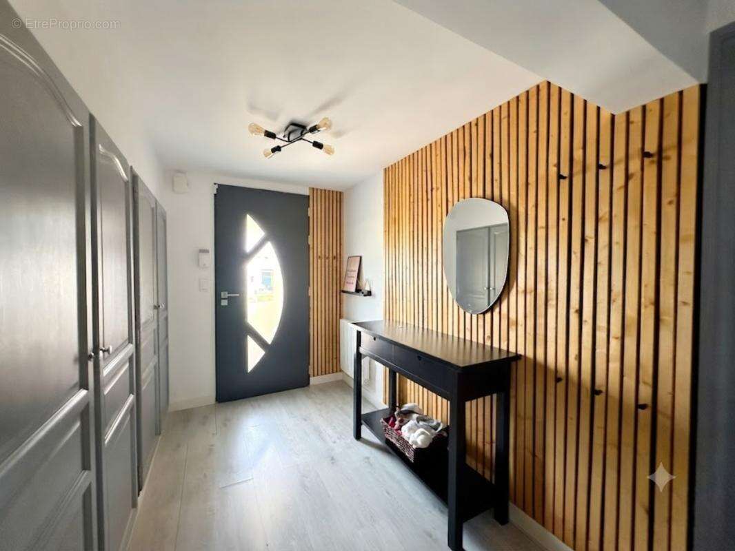 Maison à vendre La Roche-Blanche (63670) – Villa 7 pièces 172 m² avec piscine et vue imprenable - photo 17