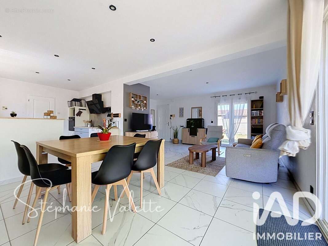 Maison 121 m² à Mours-Saint-Eusebe  - photo 5