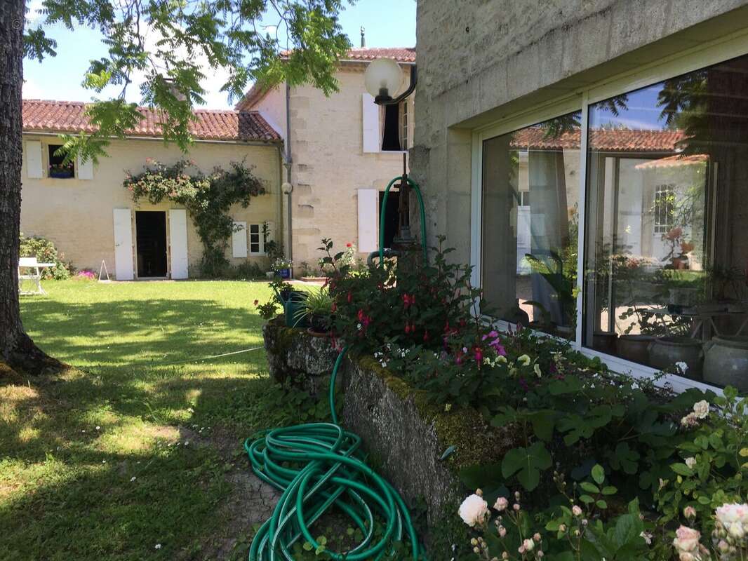 Maison 725 m² à Saintes  - photo 3
