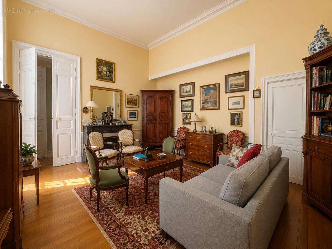 Bourges hypercentre -- rare appartement dans un hôtel particu - photo 3