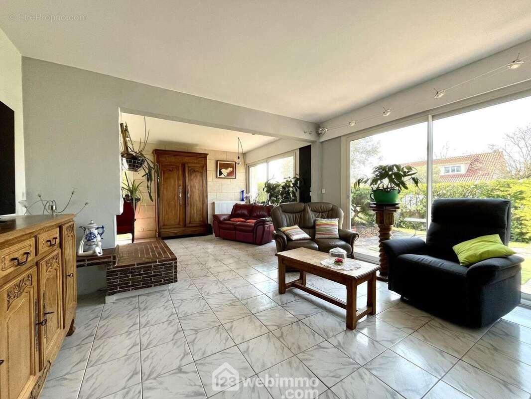 Maison 137 m² à Saint-Medard-En-Jalles  - photo 7