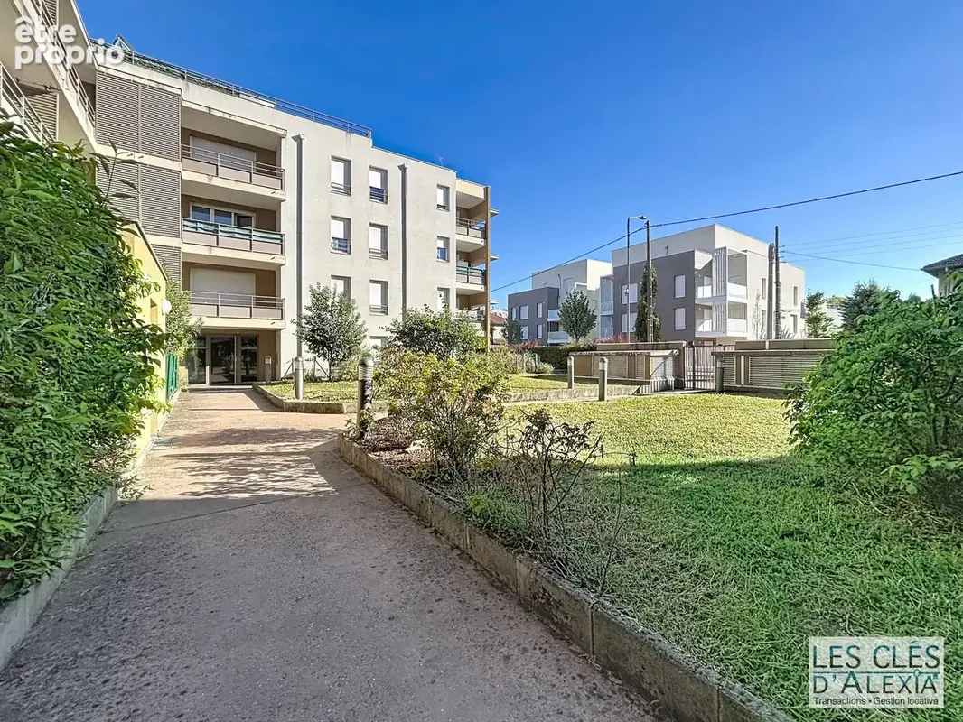 T3 - saint-priest - traversant avec balcon et places de parking - photo 4