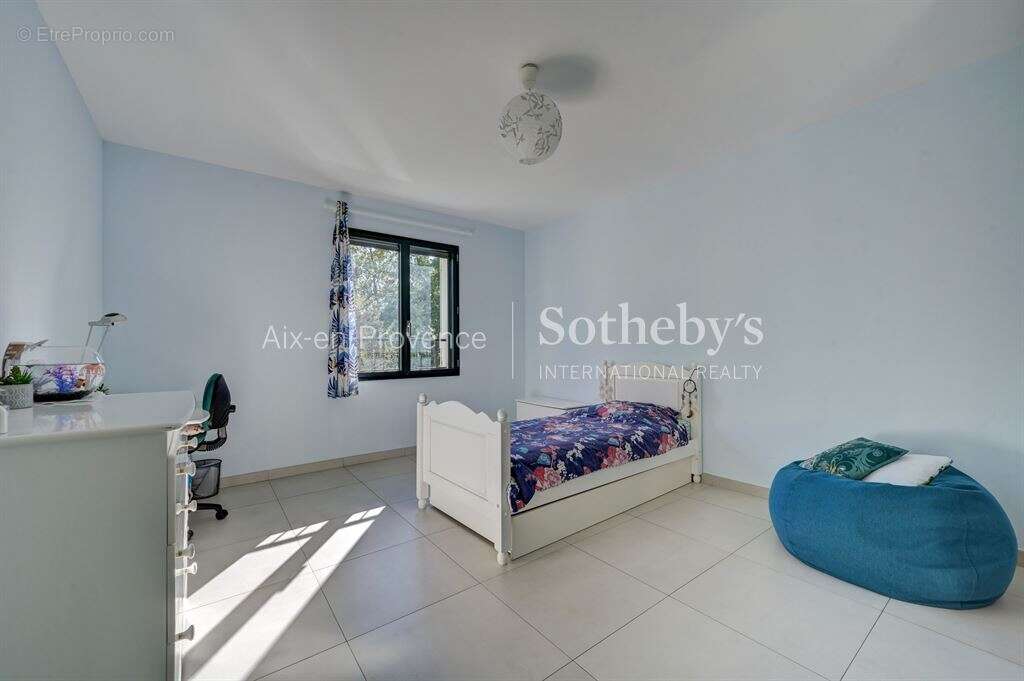 Maison familiale 200 m² sur 2100 m² à vendre à l'ouest d'Aix-en-Provence - photo 9