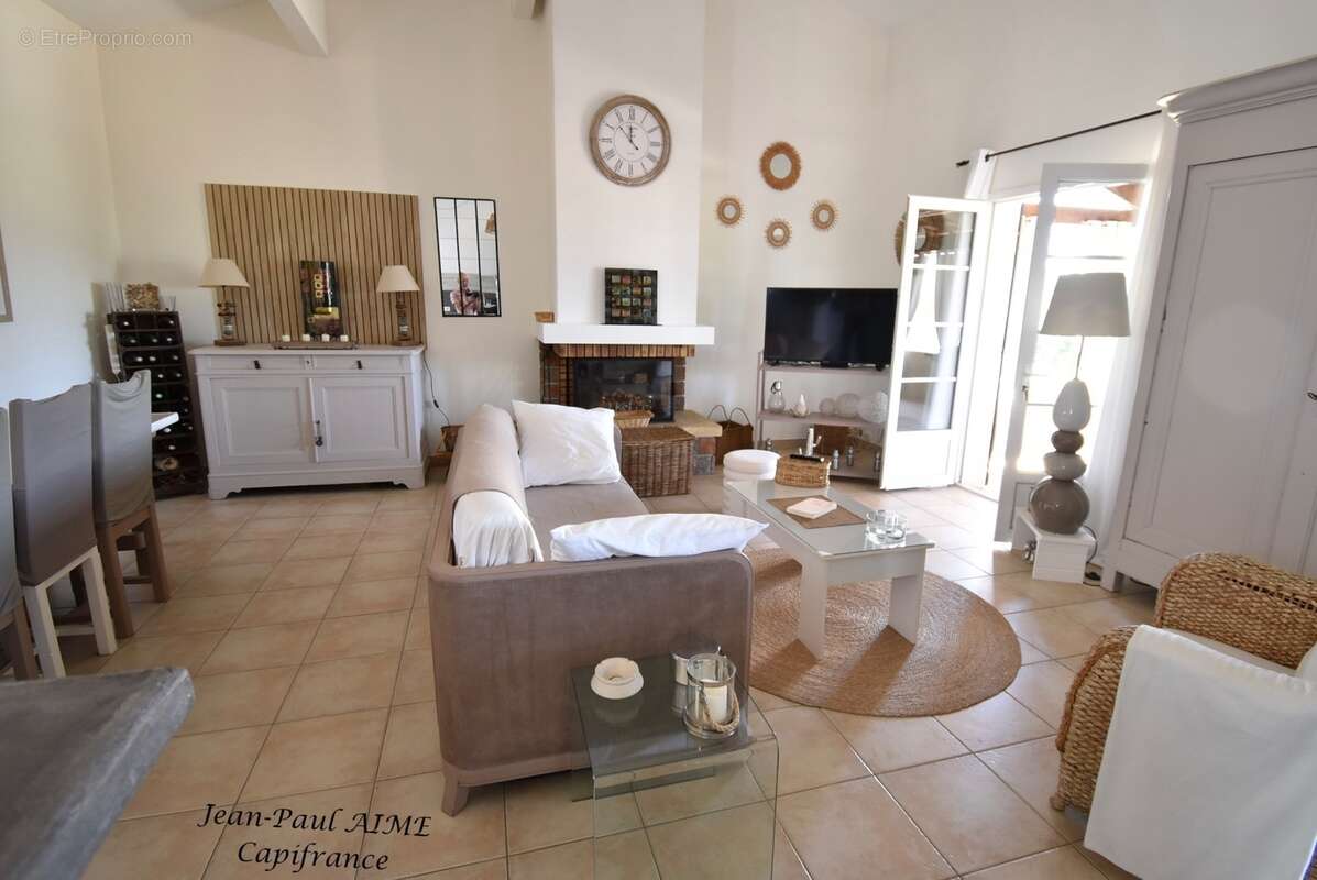 BARJAC – Une propriété de 210 m2 dont un appartement de 70 m2 avec panorama sur les Cévennes, à quelques pas du cœur du village - photo 3