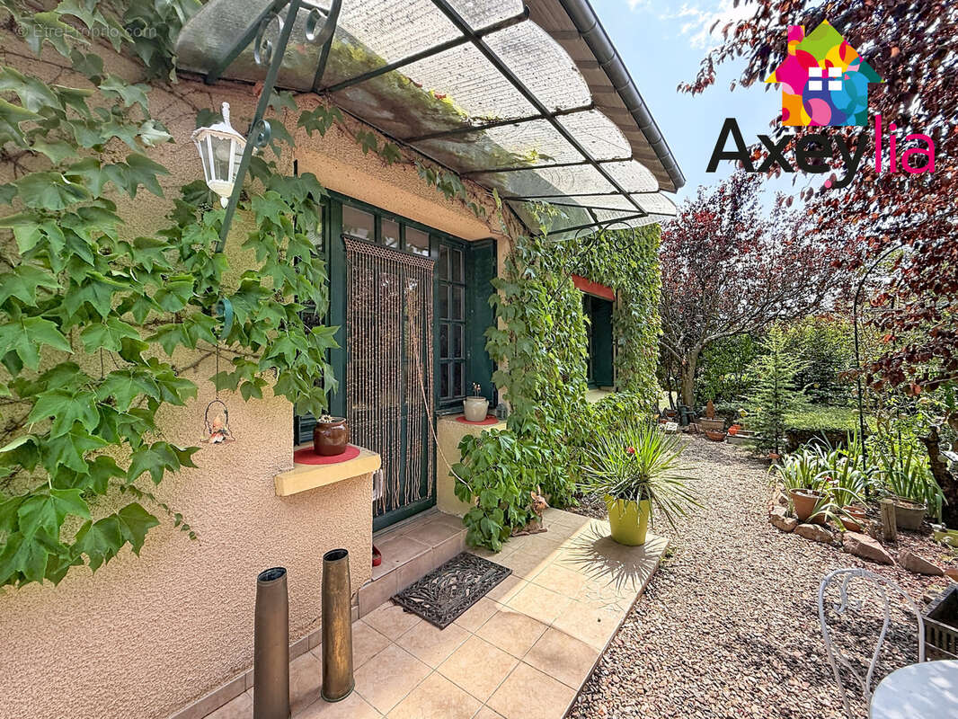 A vendre - riorges - maison avec deux chambres, garage et terrain clos - photo 2