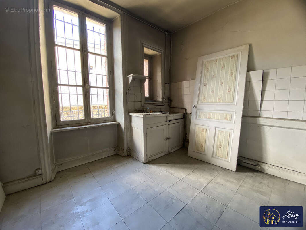 Immeuble 186 m² BORT-LES-ORGUES - Appartement à BORT-LES-ORGUES