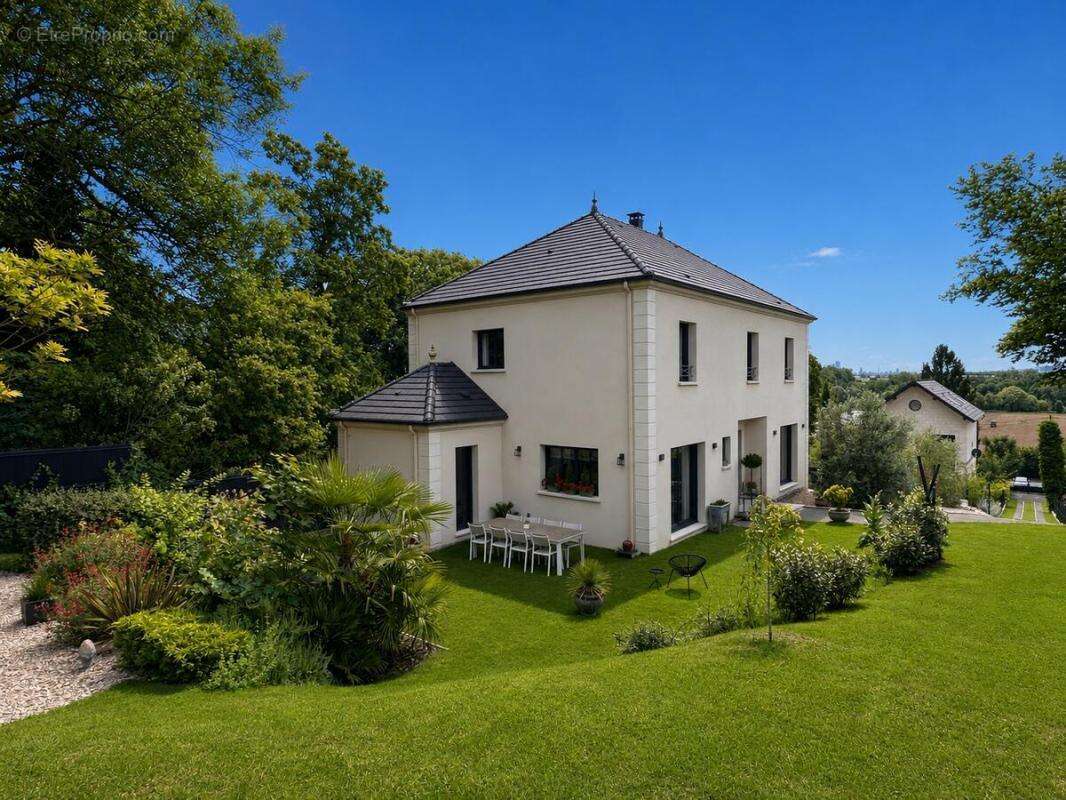 Maison à LE MESNIL-LE-ROI