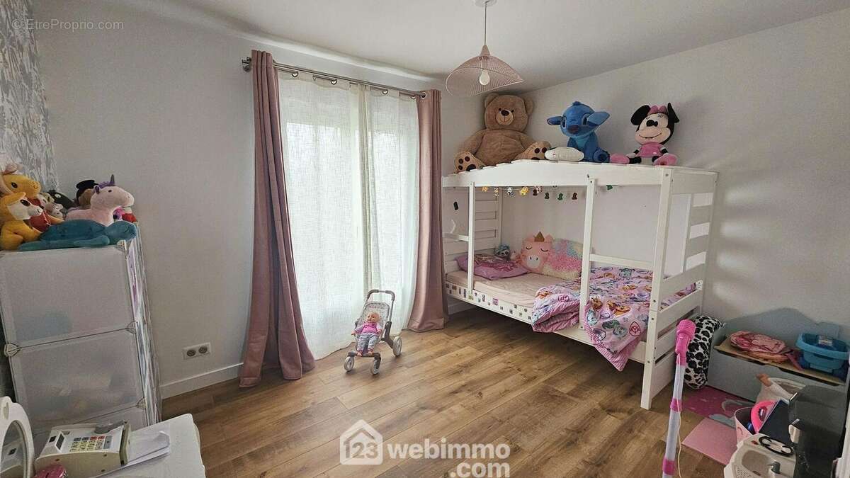 Une chambre 13 m² avec ses placards.