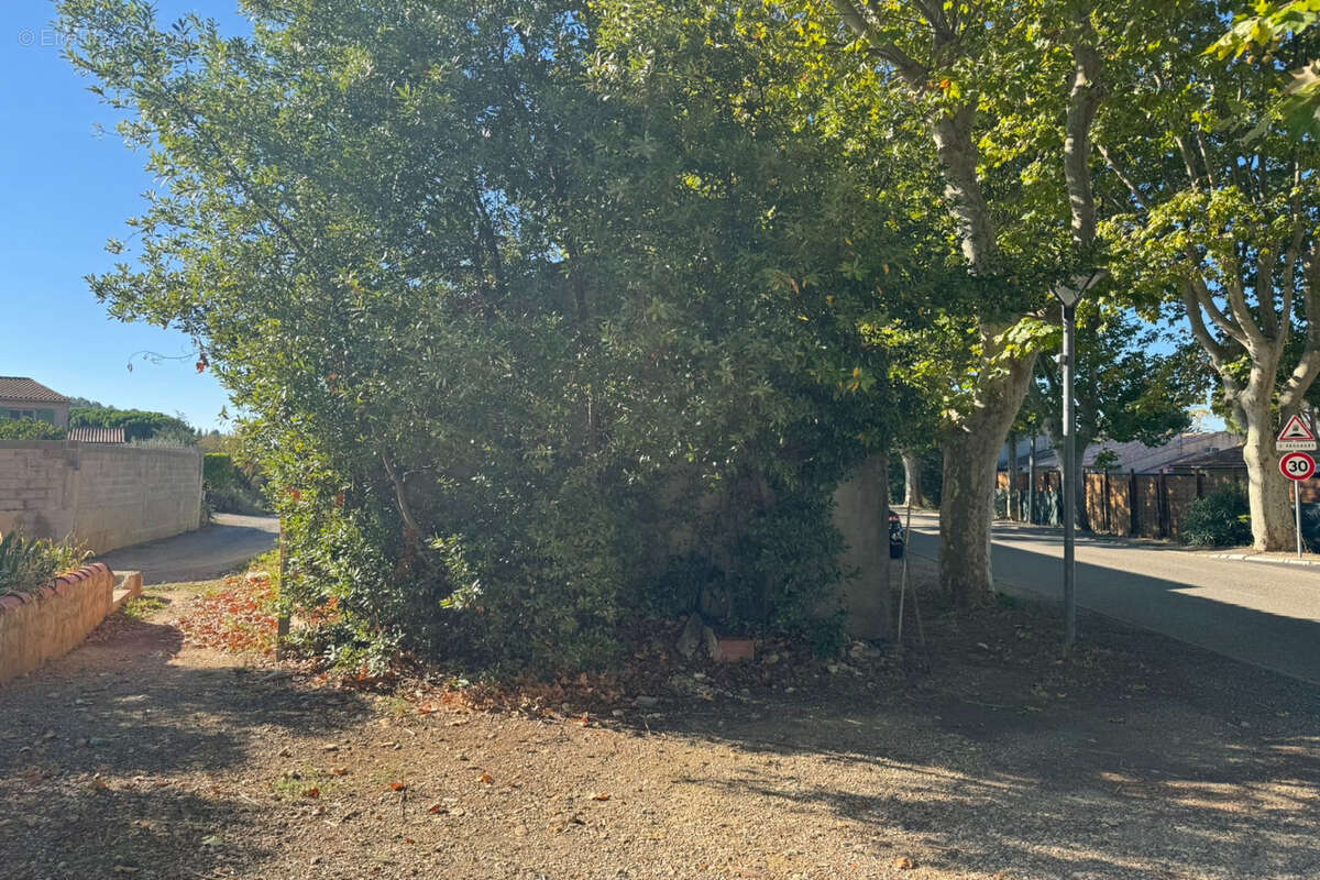 Parking à ORNAISONS