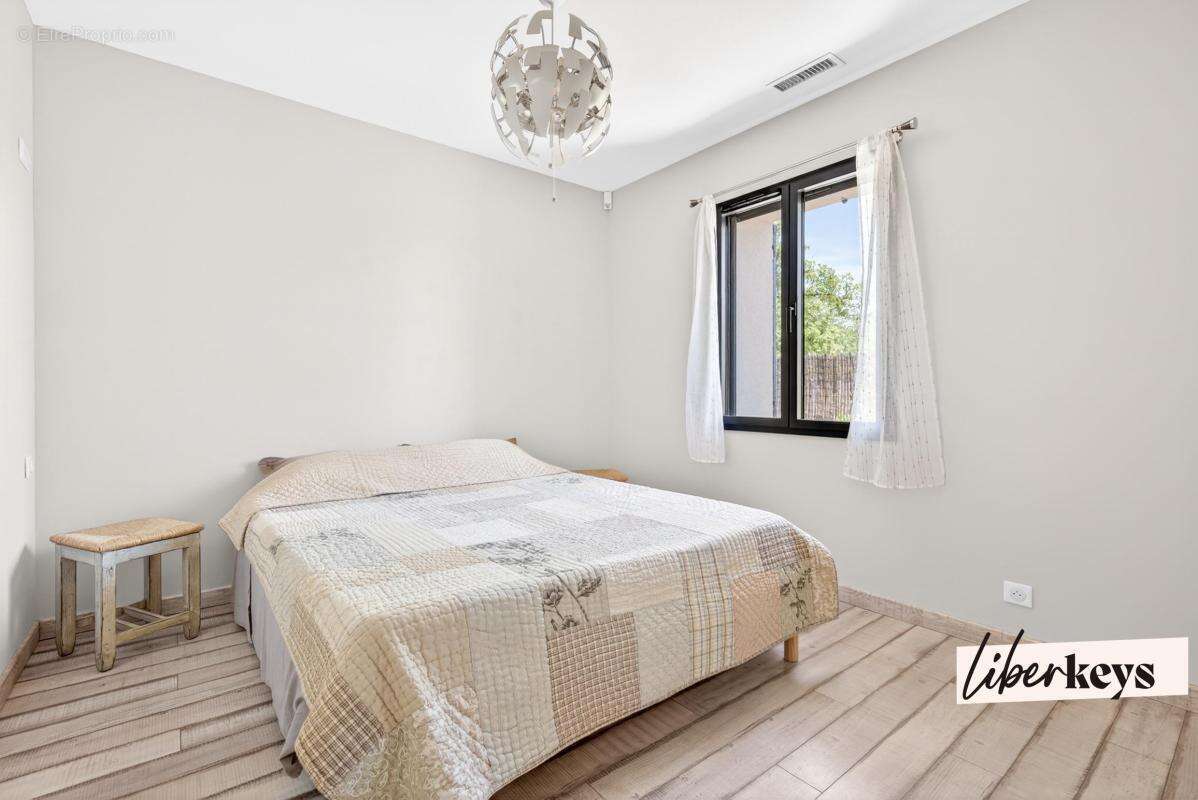 À vendre à Gordes – Élégante villa contemporaine avec piscine, garage et prestations haut de gamme - photo 9