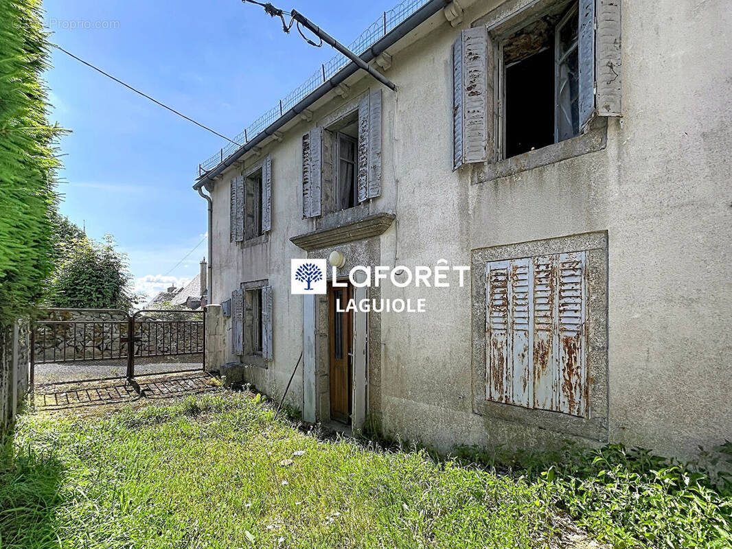 Maison à SAINTE-GENEVIEVE-SUR-ARGENCE