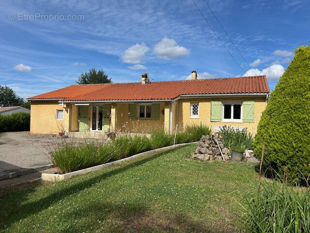 Maison à SAINT-ETIENNE-DE-TULMONT