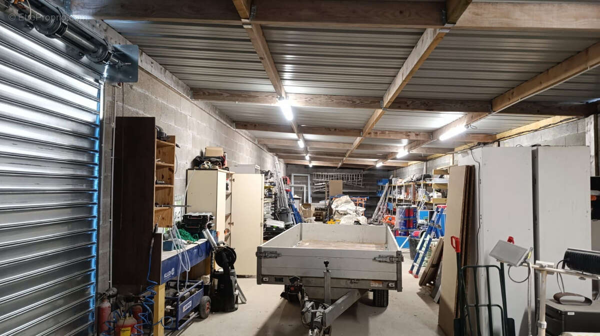 Parking à SAINT-JEAN-BREVELAY