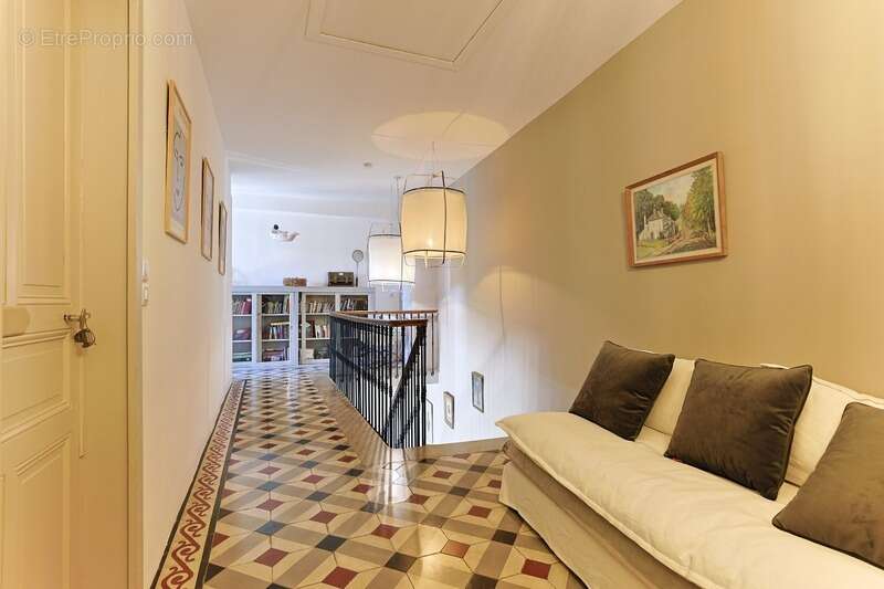Magnifique PROPRIETE : Maison De Maître Et  Deux Dépendances (  17 Pièces / 400 M² )  Située à VERARGUES (34) DEDIEE A UN PROJET - photo 11