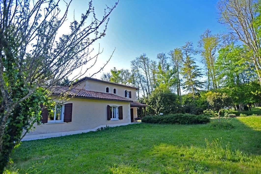 Maison de quatre chambres avec 14 hectares et un lac. - photo 16