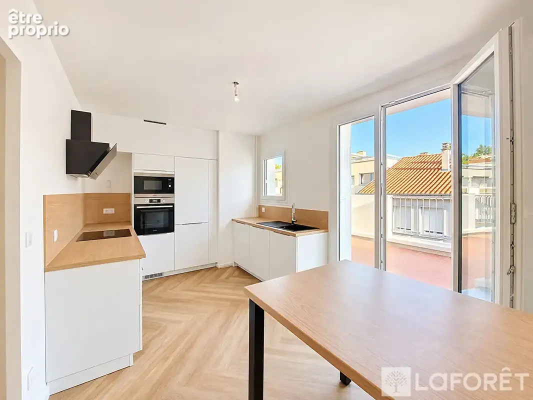 Superbe appartement rénové avec ascenseur / Terrasse 30 m²/ garage - photo 2