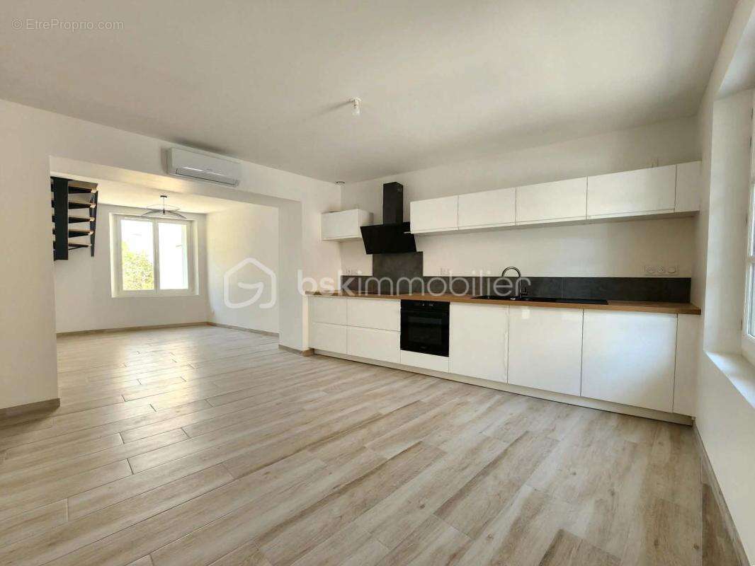 Maison de village T5 de 130 m² – Rénovation intégrale (DPE A) – Extérieur sans vis-à-vis et stationnements privatifs - photo 7