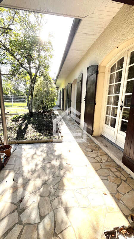 Blanquefort - Maison familiale de 160m2 Environ, Terrain de 2700m2 - Piscine - photo 2