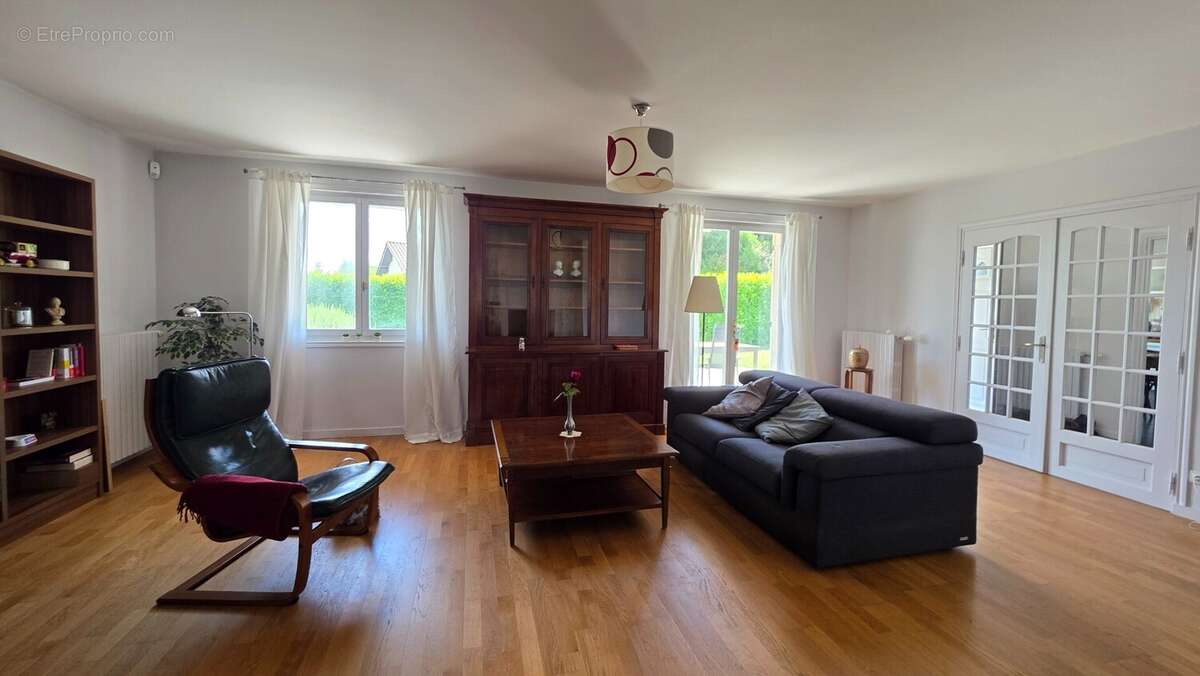 SALON - Maison à ROMENAY