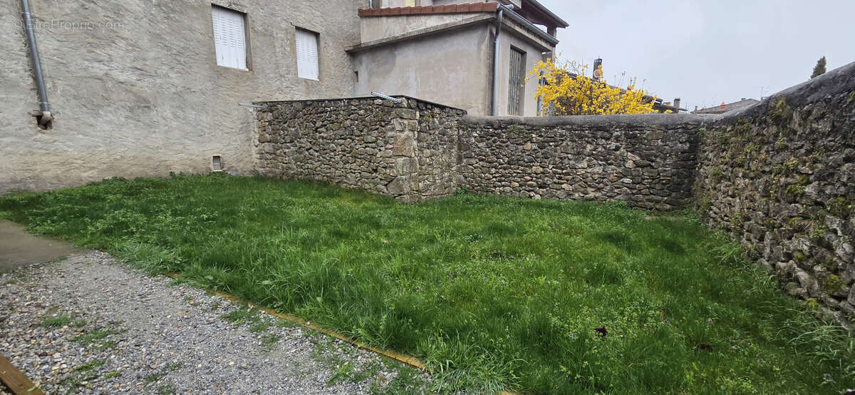Immeuble de rapport avec cour intérieur et dépendances - photo 12