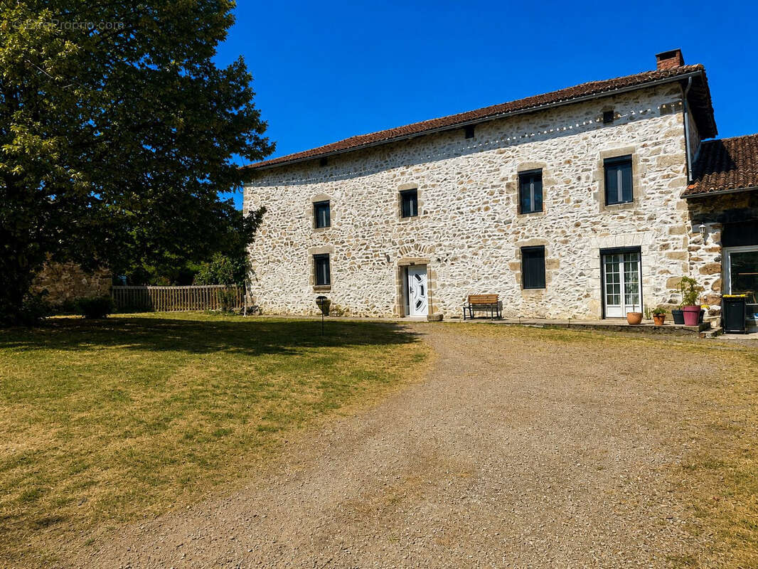 Maison 300 m² à Chabrac  - photo 4