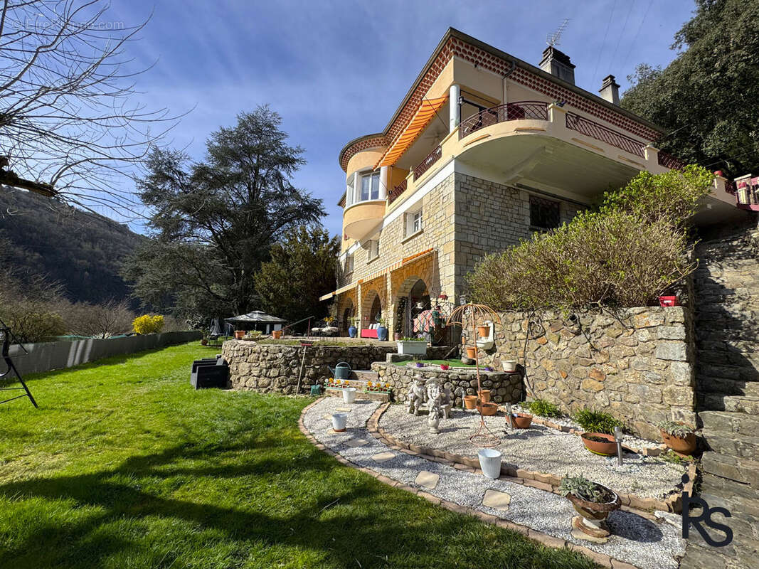 À 5 minutes à pied d'un village touristique, une maison des années 50' avec un jardin clos et arboré - photo 2