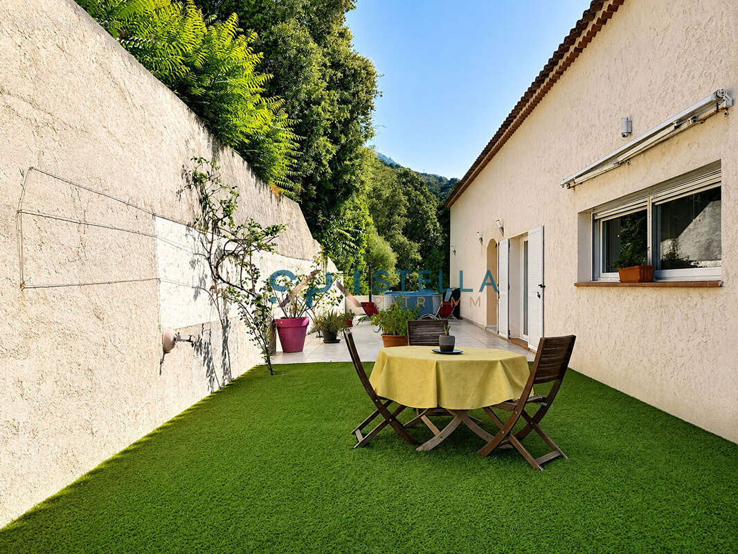 Propriété vue mer panoramique - 270 m² habitables et plus de 3 000 m² de terrain : une propriété rare à Calcatoggio - photo 3