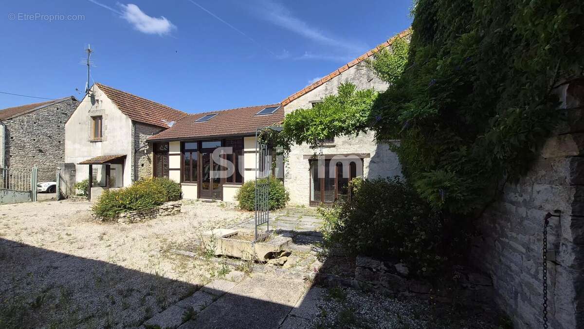 Maison à NOYERS