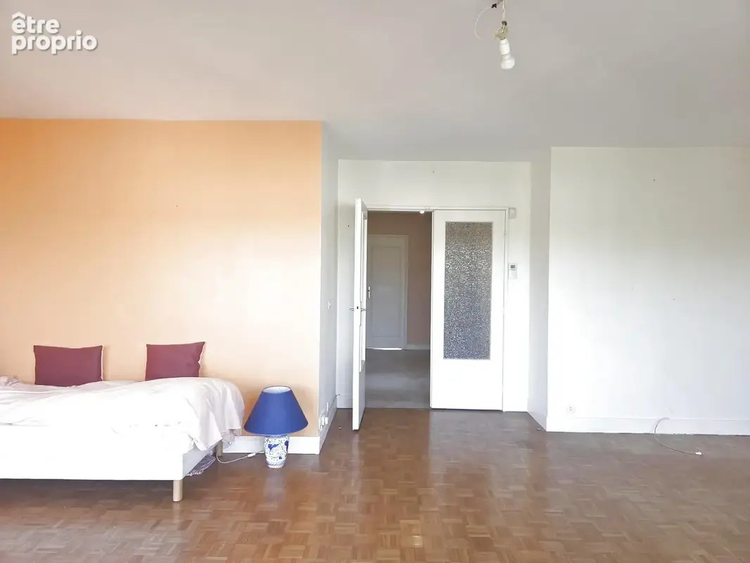 Bel appartement familial de 4 pièces avec balcons et parkings   À fort potentiel ! - photo 4