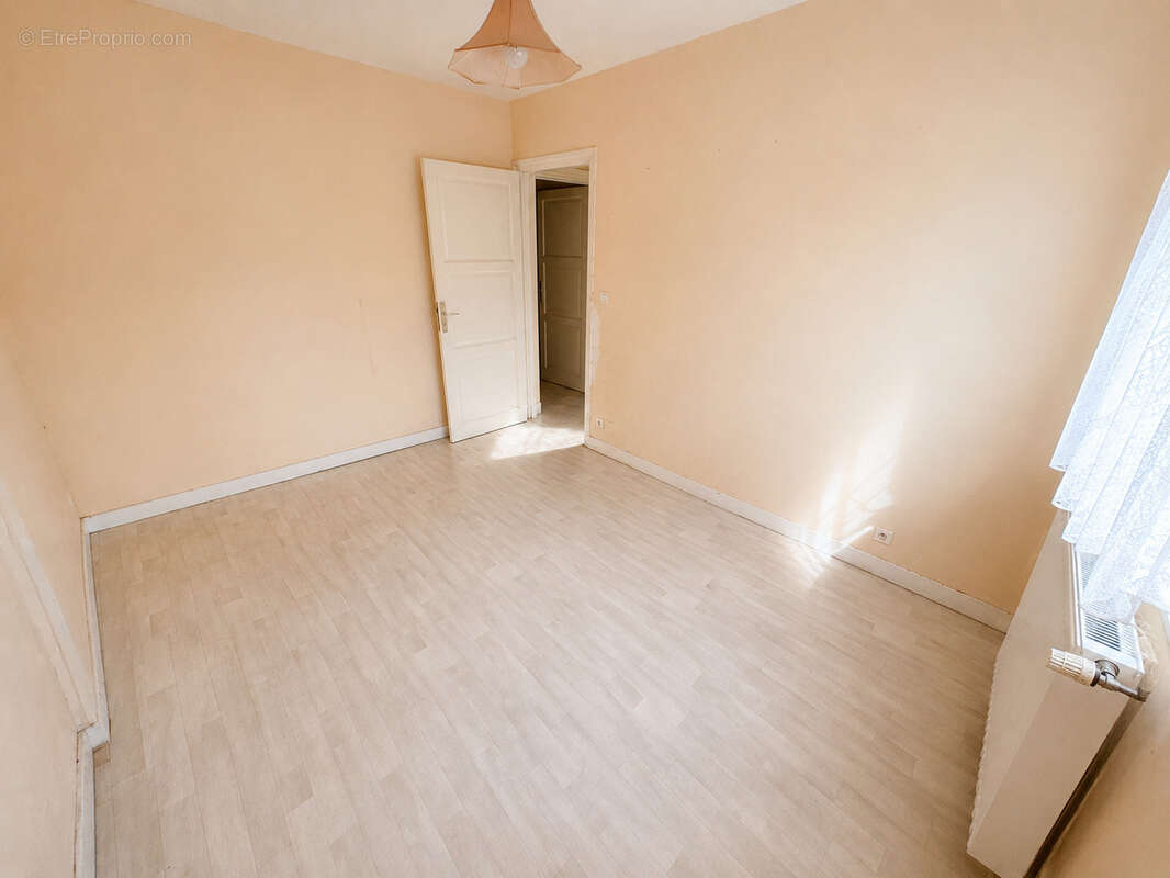 Maison 6 pieces de 102 m2 avec 5 chambres (quartier huchet) - photo 8