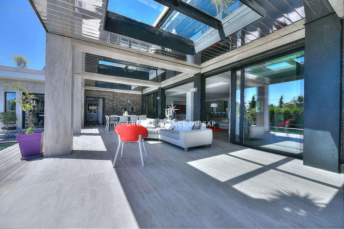 Villa d'exception à vendre à ST RAPHAEL avec vue mer. - photo 4