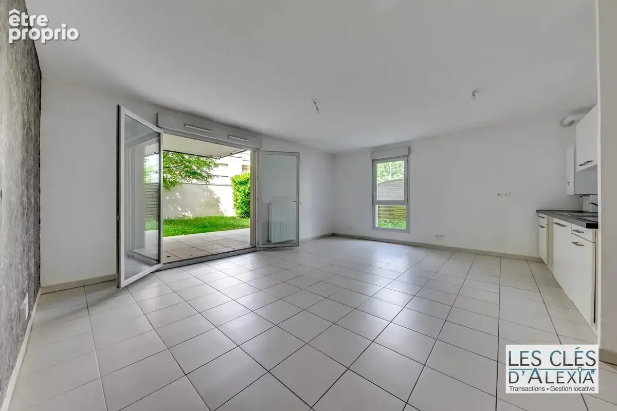 Décines – T3 traversant de 67,48 m²,  terrasse et jardin privatif de 80 m² - photo 5