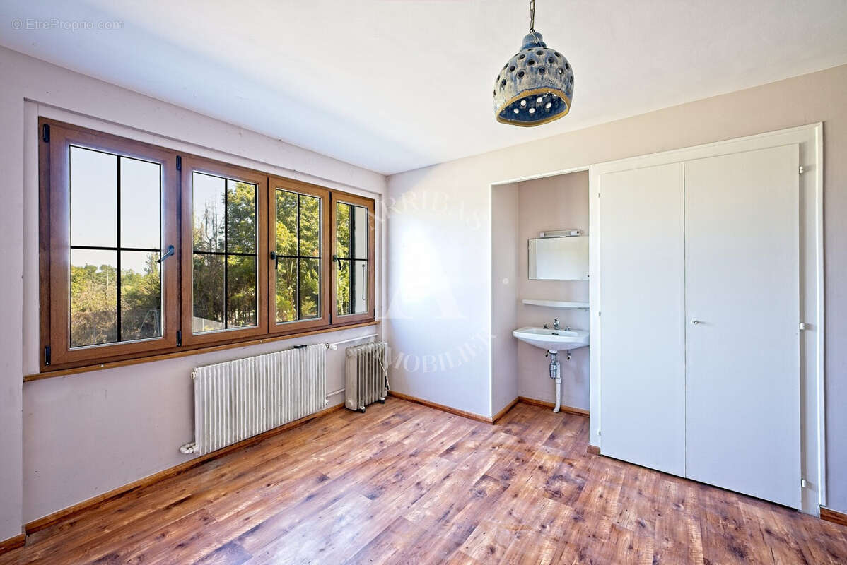 Maison 250 m² à Gex  - photo 8