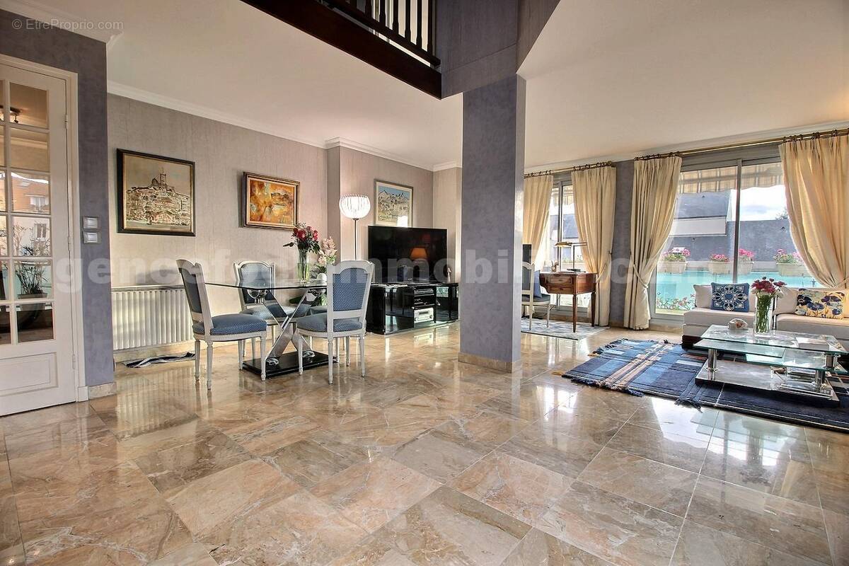 exposio_131706323 - Commerce à SAINT-MAUR-DES-FOSSES