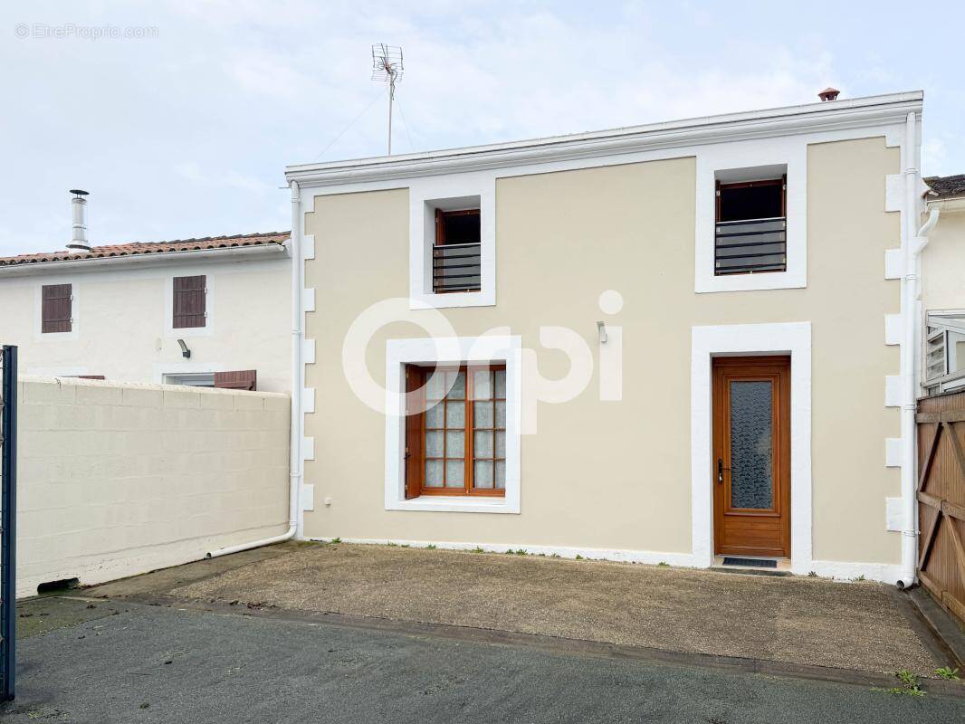 Maison à SAINT-LAURENT-DE-LA-PREE