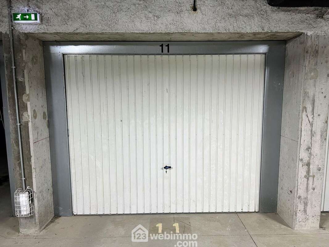 Le logement dispose d'un box fermé en sous-sol ainsi que 2 places de parking privatives. - Appartement à AVRILLE