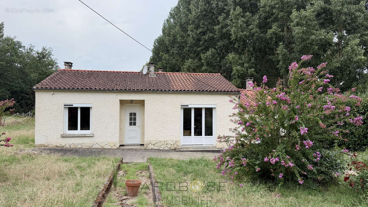 Maison de plain pied avec jardin autour . - photo 2