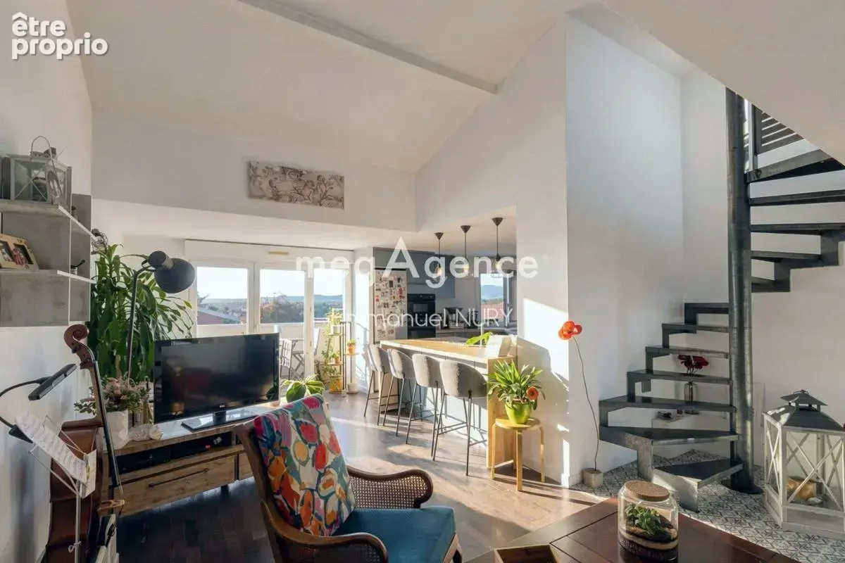 Cœur de Saint Genis-les-Ollières – T4 duplex avec balcon, parking et garage - photo 6