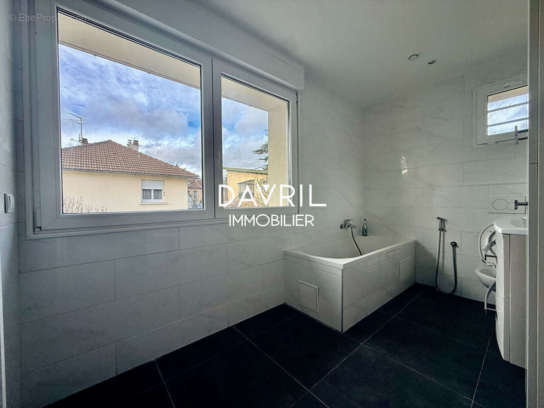 Maison à MAURECOURT