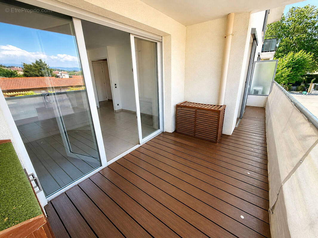 Appartement à LA ROQUETTE-SUR-SIAGNE